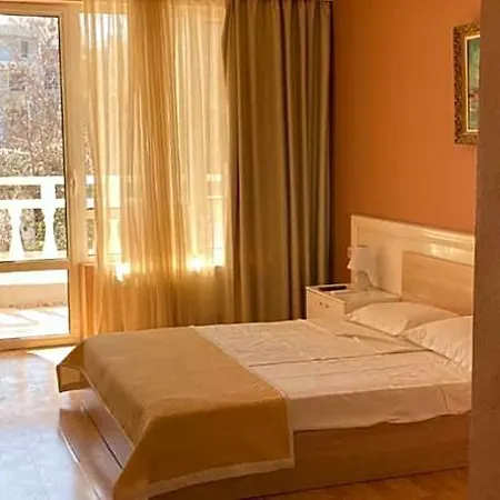 Noy Hotel Warna