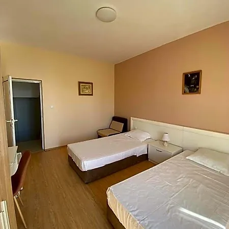 Noy Hotel Warna